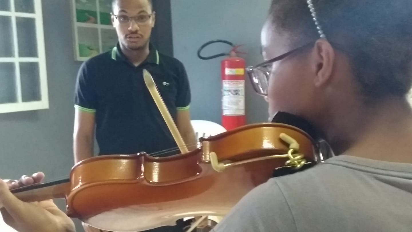 AULAS DE MÚSICA NO ESPAÇO CULTURAL CASA DA ILHA