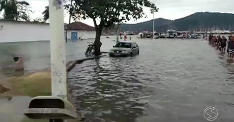 Maré sobe e inunda Centro Histórico