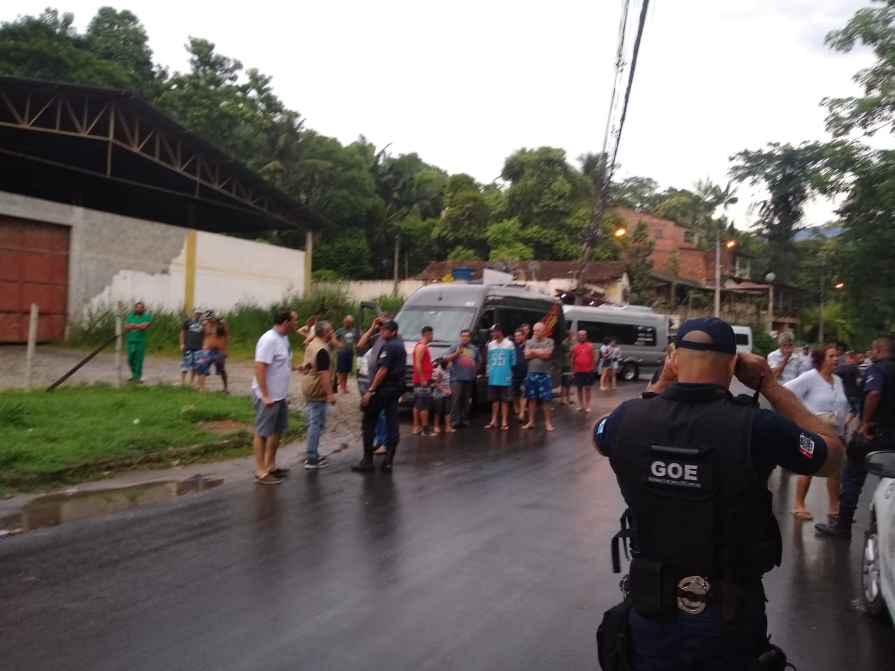 Prefeitura fiscaliza vans na Paraty-Cunha.