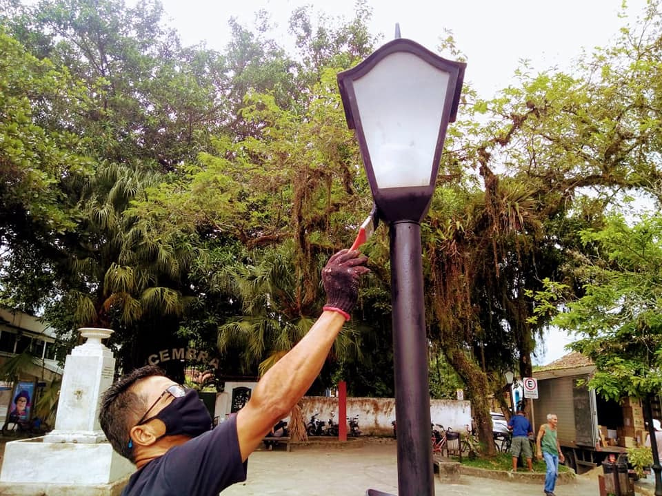 Pintura dos postes da Praça do Chafariz